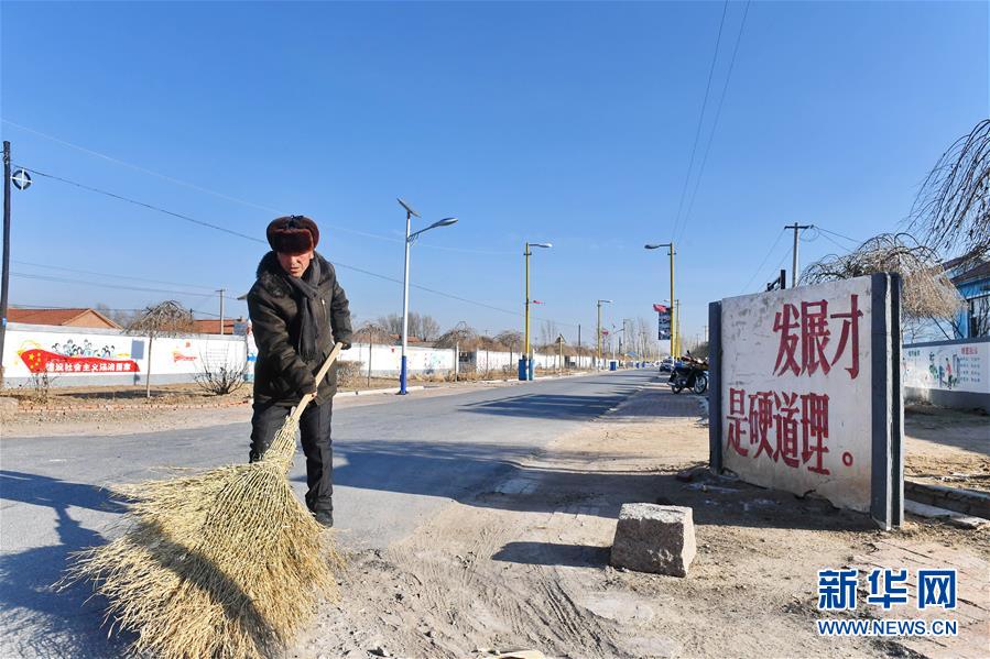 （新華全媒頭條·新時代新氣象新作為·圖文互動）（1）抬腳踏上水泥路，出門坐上公交車——我國竭力破除農(nóng)村交通“最后一公里”瓶頸