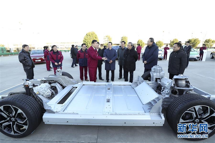 1月9日至10日，國(guó)務(wù)院副總理張高麗在安徽調(diào)研推動(dòng)長(zhǎng)江經(jīng)濟(jì)帶發(fā)展工作。這是1月9日，張高麗在江淮汽車(chē)股份有限公司了解企業(yè)生產(chǎn)經(jīng)營(yíng)和參與國(guó)際產(chǎn)能合作情況。新華社記者 龐興雷 攝