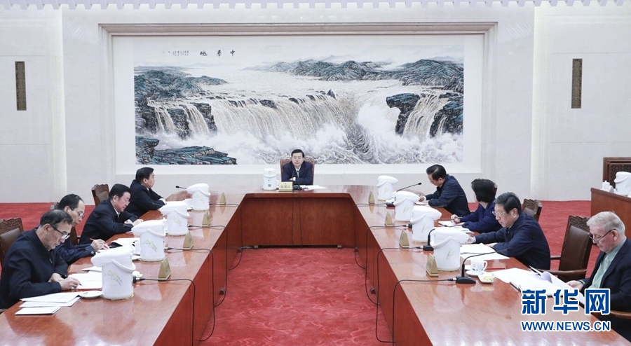 1月22日，中共十二屆全國(guó)人大常委會(huì)黨組在北京召開會(huì)議，認(rèn)真學(xué)習(xí)領(lǐng)會(huì)習(xí)近平總書記在黨的十九屆二中全會(huì)上的重要講話精神，研究全國(guó)人大常委會(huì)貫徹落實(shí)全會(huì)精神、做好憲法修改相關(guān)工作。全國(guó)人大常委會(huì)委員長(zhǎng)、常委會(huì)黨組書記張德江主持會(huì)議并講話。新華社記者 丁林 攝