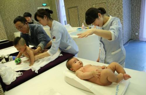 資料圖片：1月30日，母嬰家庭保健師在上海一家月子會(huì)所內(nèi)護(hù)理嬰兒。新華社記者 裴鑫 攝