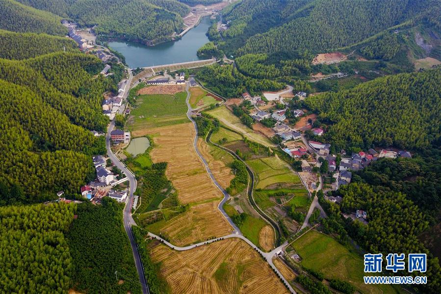 (圖文互動·新華全媒頭條)(6)讓農(nóng)民致富奔小康的道路越走越寬廣——黨的十八大以來以習近平同志為核心的黨中央關(guān)心農(nóng)村公路發(fā)展紀實