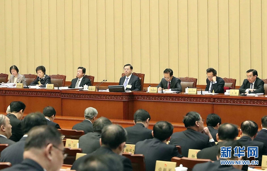 2月23日，十二屆全國(guó)人大常委會(huì)第三十三次會(huì)議在北京人民大會(huì)堂開(kāi)幕。張德江委員長(zhǎng)主持會(huì)議。 新華社記者　劉衛(wèi)兵　攝