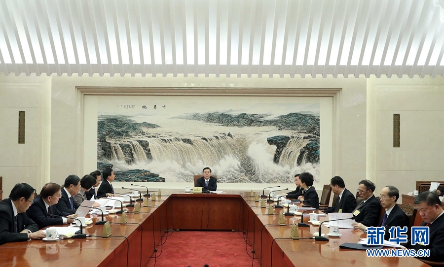 2月23日，十二屆全國人大常委會(huì)第一百一十三次委員長會(huì)議在北京人民大會(huì)堂舉行，張德江委員長主持。 新華社記者 劉衛(wèi)兵 攝