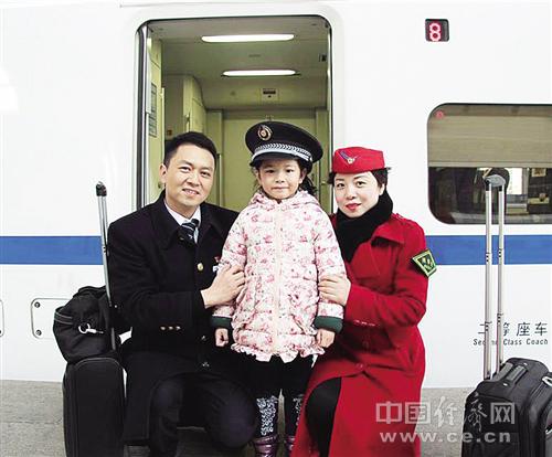 陳剛（左）、肖三英以及女兒陳昱彤的合照。經(jīng)濟(jì)日?qǐng)?bào)-中國經(jīng)濟(jì)網(wǎng)記者 王軼辰攝