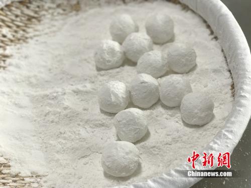 制作元宵時(shí)，首先要將餡料做好，沾上水，再投進(jìn)盛滿糯米粉的笸籮內(nèi)搖。<a target='_blank'  ><p  align=