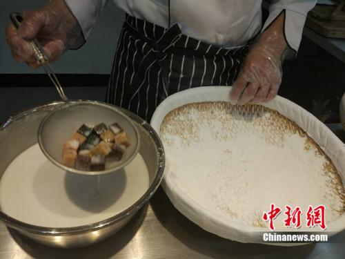 制作元宵時(shí)，首先要將餡料做好，沾上水，再投進(jìn)盛滿糯米粉的笸籮內(nèi)搖。<a target='_blank'  ><p  align=