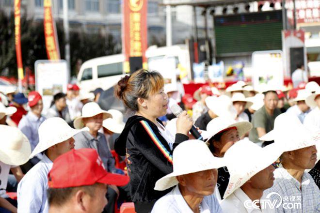 活動(dòng)現(xiàn)場(chǎng)，農(nóng)民搶答問題
