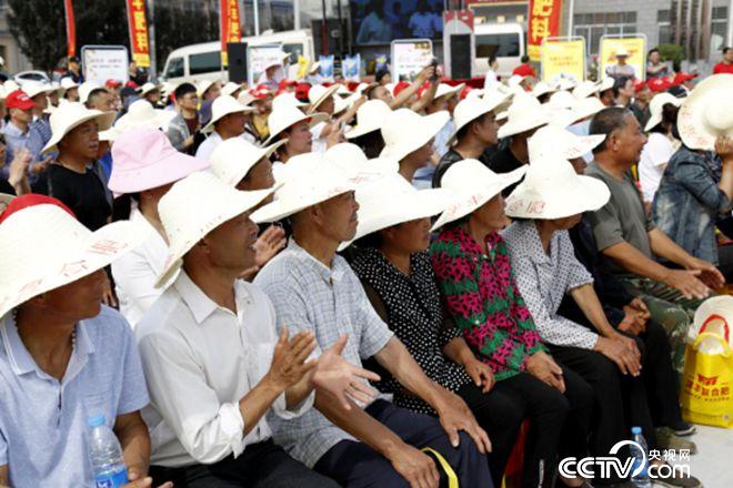 活動(dòng)現(xiàn)場(chǎng)，農(nóng)戶們聽講很認(rèn)真