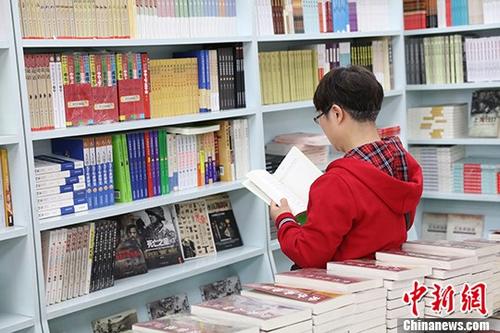 5月9日，一女子在哈爾濱市某書店選購(gòu)圖書。從5月1日至5月4日，全國(guó)32家紙廠宣布漲價(jià)，各紙種漲價(jià)幅度為每噸100元至300元不等。對(duì)此，出版行業(yè)業(yè)內(nèi)人士表示“因?yàn)榧垙垉r(jià)格上漲，直接造成了出版成本的明顯增加，出版行業(yè)只能被迫對(duì)圖書定價(jià)進(jìn)行調(diào)整。”
<a target='_blank' >中新社</a>記者 于琨 攝