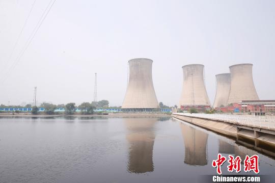 按照規(guī)劃，位于首鋼園區(qū)內(nèi)的滑雪大跳臺(tái)建成后將成為世界首例永久保留和使用的單板大跳臺(tái)場(chǎng)地。圖為單板大跳臺(tái)選址所在地。　韓海丹 攝