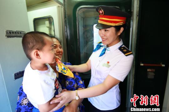 圖為列車(chē)員為旅客提供服務(wù)。(中國(guó)鐵路哈爾濱局集團(tuán)有限公司提供)