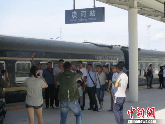 圖為旅客在漠河站合影留念。(中國(guó)鐵路哈爾濱局集團(tuán)有限公司提供)