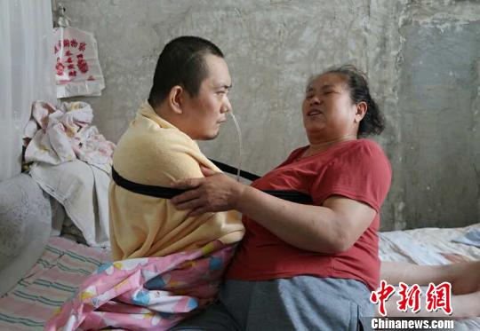身體日漸衰老的梁青蘭每次幫兒子翻身、坐立，全身的衣物都要濕透一次。　尚明俠 攝