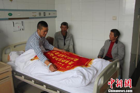 被救的李忠起、張總鳳夫婦看望受傷后的李運飛?！⊥粲?攝