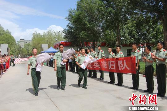 部隊官兵們迎接出院歸來的李運飛(中)和其他消防戰(zhàn)士?！⊥粲?攝