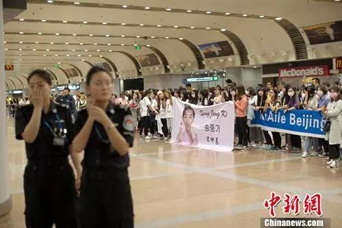 資料圖為一名韓國(guó)藝人的“粉絲”在北京首都國(guó)際機(jī)場(chǎng)接機(jī)。<a target='_blank' ><p  align=