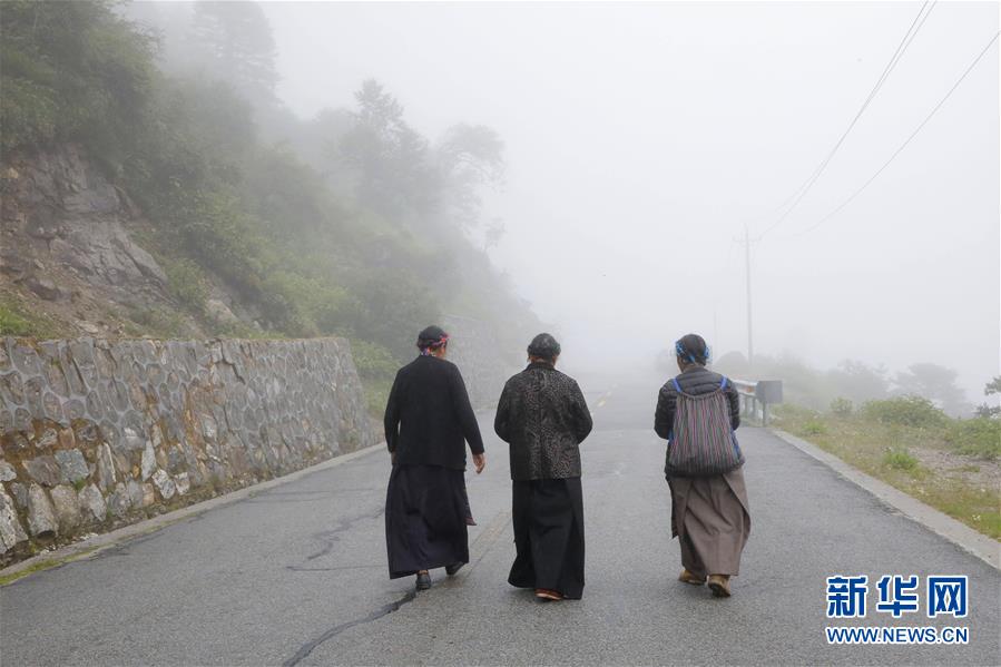 （圖文互動）（10）特寫：“八一”禮物，飛向云端哨所