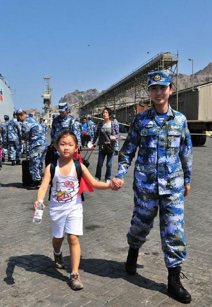 2015年3月，也門(mén)，海軍女戰(zhàn)士牽著一名小女孩的手準(zhǔn)備登上軍艦。