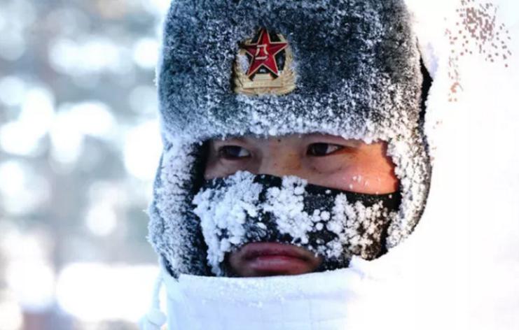2018年2月5日，駐守在漠河縣北極村的北部戰(zhàn)區(qū)陸軍某部官兵在執(zhí)勤（來(lái)源：新華社）
