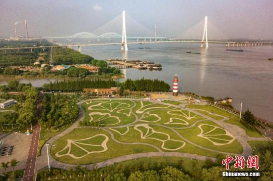 8月9日，航拍南京魚嘴濕地公園，旁邊就是南京第三長江大橋。 <a target='_blank' >中新社</a>記者 泱波 攝