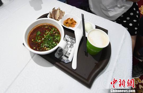 圖為“環(huán)西部火車游Y667/8次”列車上推出蘭州牛肉面套餐，套餐38元，有一碗牛肉面、一碟牛肉、一個雞蛋、一份小菜、一份甜胚子?！钇G敏 攝