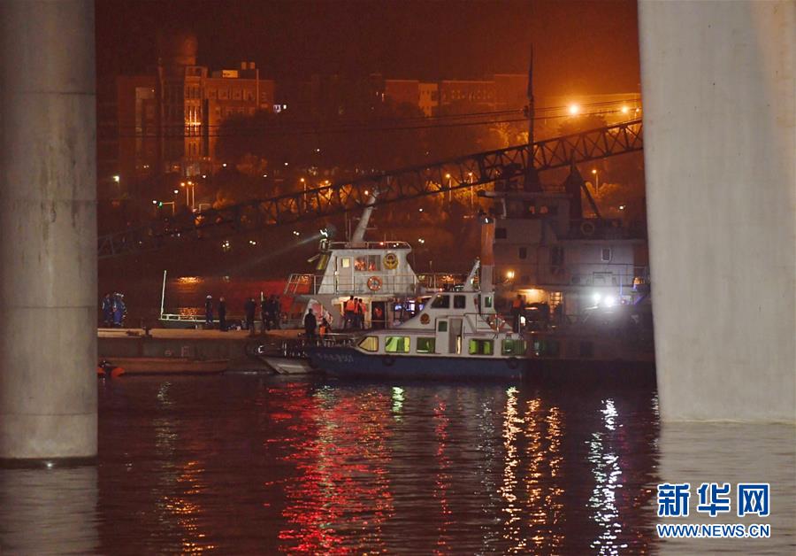 （重慶公交車墜江事故·圖文互動）（3）夜幕降臨，重慶萬州公交客車墜江事故救援工作仍在進行中