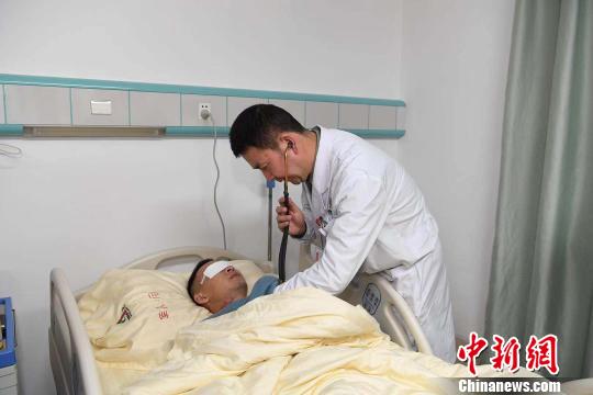 圖為醫(yī)生為杜富國(guó)檢查。　肖瑤 攝