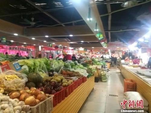 資料圖：圖為北京一家菜市場(chǎng)內(nèi)景。 謝藝觀 攝