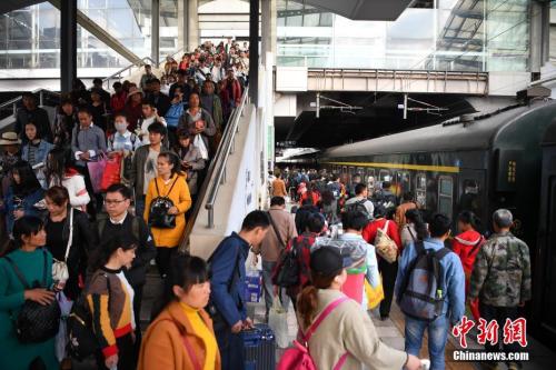 資料圖：2018年3月12日，旅客在昆明火車站進(jìn)站乘車。<a target='_blank' ><p  align=