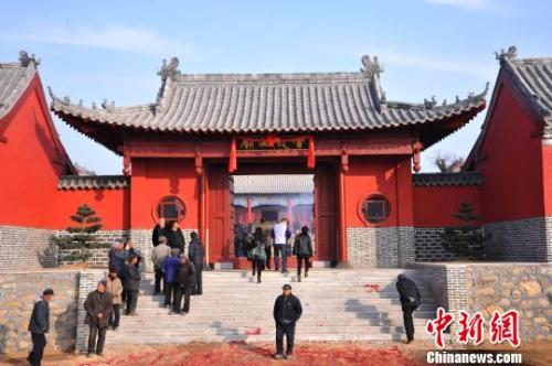 資料圖：元旦小長(zhǎng)假期間，威海南海新區(qū)云龍山上舉辦新年廟會(huì)?！⒉?攝