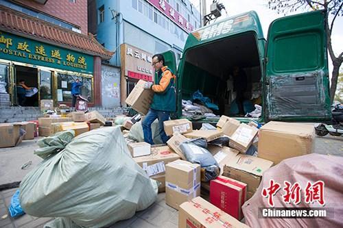 資料圖：物流人員在分揀快遞。<a target='_blank' ><p  align=
