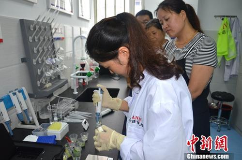 資料圖：工作人員根據(jù)消費(fèi)者要求現(xiàn)場檢驗(yàn)，共筑食品安全。<a target='_blank' ><p  align=