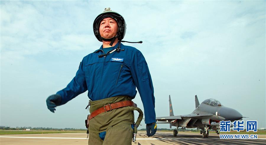 （新華全媒頭條·圖文互動）（1）戰(zhàn)鷹，為祖國奮飛——記空軍航空兵某旅旅長、特級飛行員郝井文