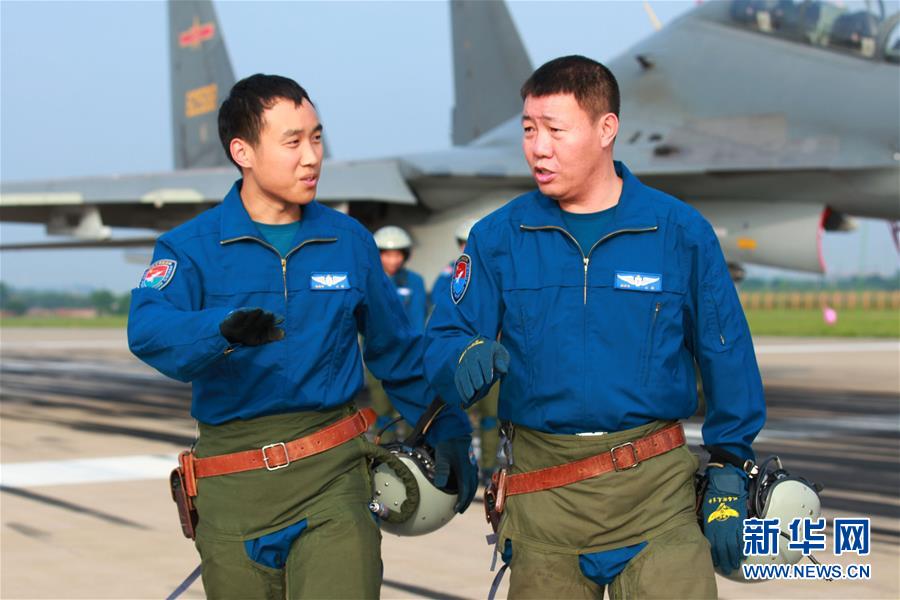 （新華全媒頭條·圖文互動）（3）戰(zhàn)鷹，為祖國奮飛——記空軍航空兵某旅旅長、特級飛行員郝井文