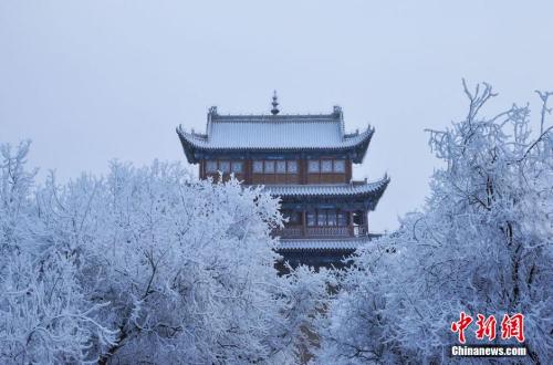 資料圖：小寒時(shí)節(jié)，甘肅嘉峪關(guān)市迎來(lái)了一場(chǎng)大雪。師永紅 攝