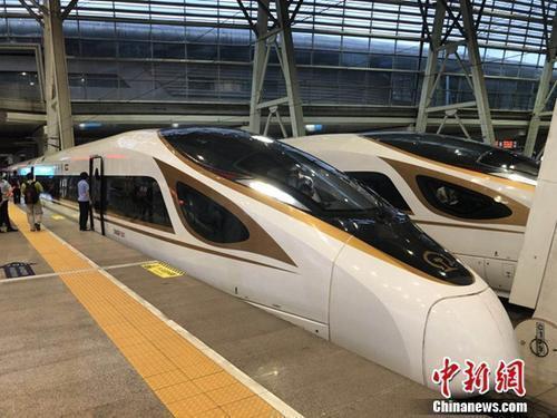 資料圖：復(fù)興號(hào)動(dòng)車組在京津城際鐵路按照時(shí)速350時(shí)速達(dá)速運(yùn)行。冷昊陽(yáng) 攝
