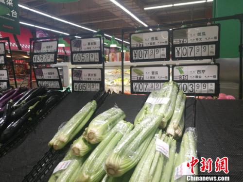 圖為超市里的蔬菜攤。正值晚間，一些菜已被人們買空。 謝藝觀 攝
