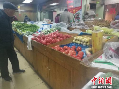 圖為北京一家社區(qū)超市里的菜攤。謝藝觀 攝