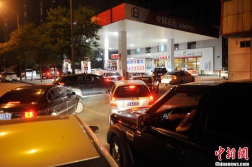 資料圖：山西太原一加油站內(nèi)，私家車主排隊(duì)加油。<a target='_blank' ><p  align=
