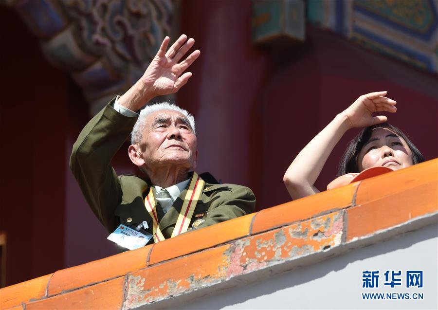（新華全媒頭條·強(qiáng)軍思想引領(lǐng)新征程·圖文互動）（3）那一刻，我們光榮接受檢閱