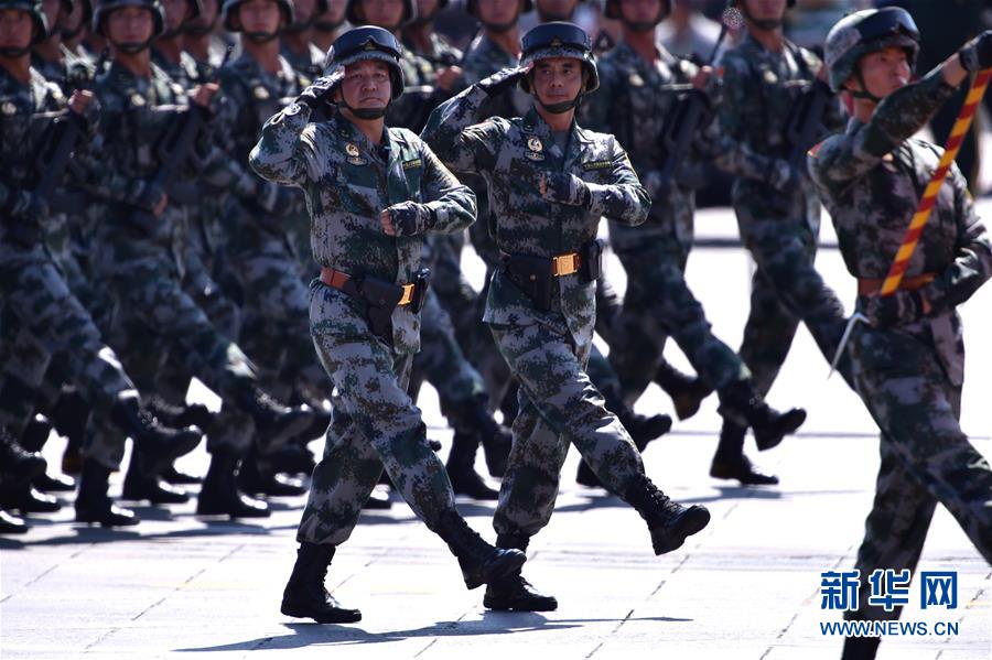 （新華全媒頭條·強(qiáng)軍思想引領(lǐng)新征程·圖文互動）（4）那一刻，我們光榮接受檢閱