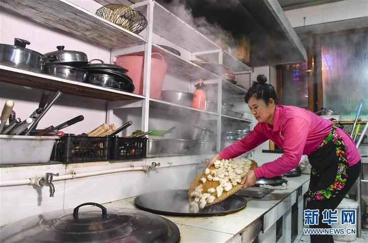（在習(xí)近平新時(shí)代中國(guó)特色社會(huì)主義思想指引下——新時(shí)代新作為新篇章·圖文互動(dòng)）（6）三年，從無(wú)名小屯到聲名遠(yuǎn)播——這個(gè)“雪鄉(xiāng)”是如何做到的？