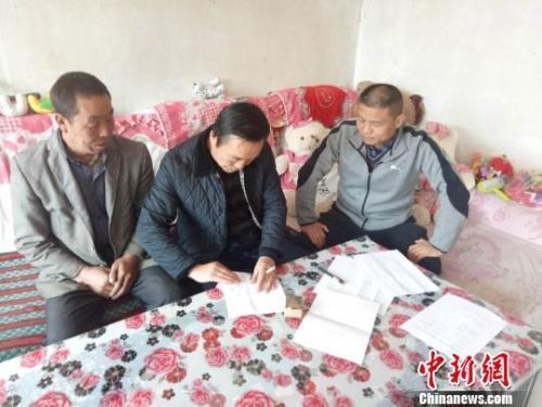資料圖：圖為扶貧隊伍進貧困戶里，給貧困戶宣講政策?！＄娦?攝