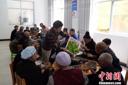 資料圖：社會福利中心吃飯的老人們。徐學(xué)練 攝。