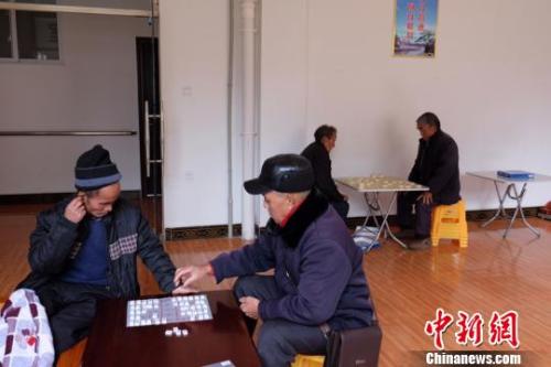 資料圖：老人們在下棋。徐學(xué)練 攝。