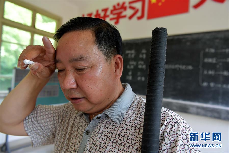 （中國(guó)網(wǎng)事·感動(dòng)2019·圖文互動(dòng)）（2）鄉(xiāng)村教師高自仁：60多根拐杖，撐起42年教學(xué)路