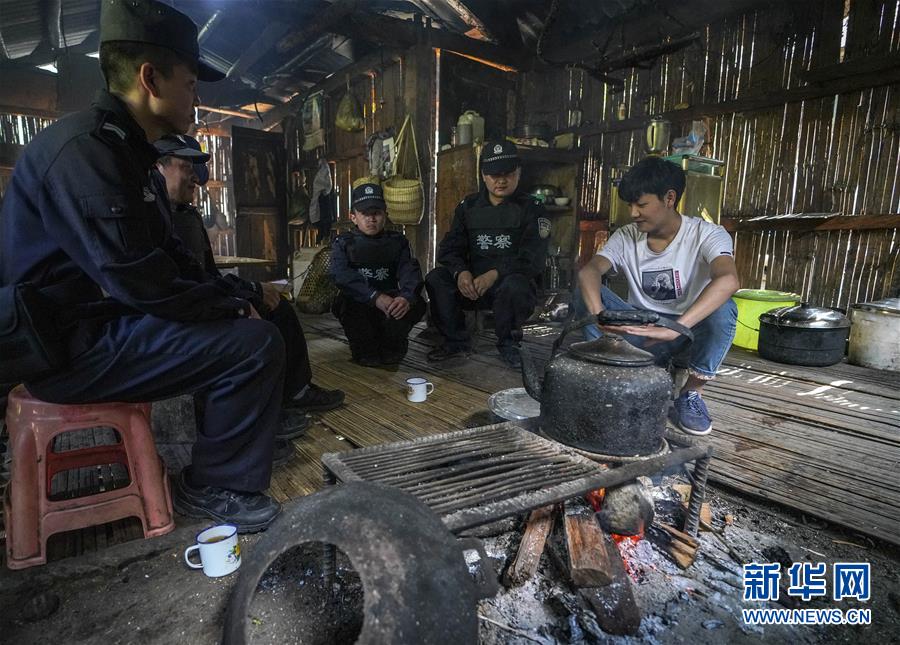 (愛(ài)國(guó)情 奮斗者·圖文互動(dòng))(1)警民情深——記云南貢山縣獨(dú)龍江鄉(xiāng)邊境派出所