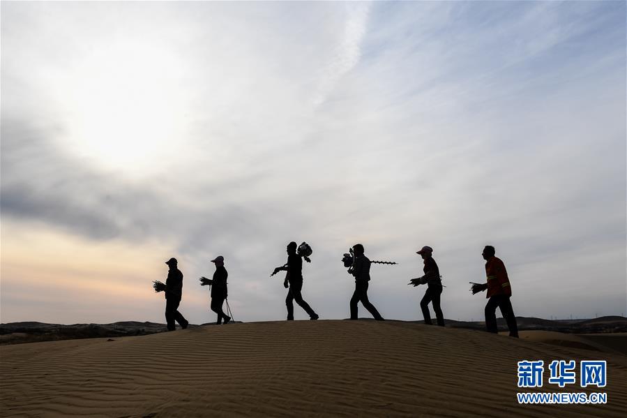 (權威訪談·聚焦中國經(jīng)濟亮點·圖文互動)(11)防治土地荒漠化 推動綠色發(fā)展——專訪國家林業(yè)和草原局副局長劉東生