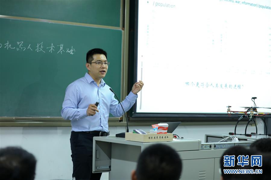 （圖文互動）（1）心懷藍天　逐夢云霄——記天津大學教授、一飛智控創(chuàng)始人齊俊桐