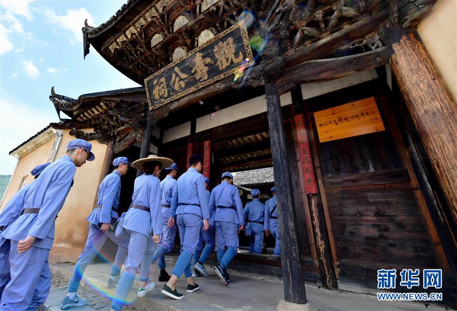 （新華全媒頭條·不忘初心、牢記使命——記者再走長征路·圖文互動）（10）風(fēng)展紅旗如畫——來自長征出發(fā)地長汀、寧化的紅色信仰報告 